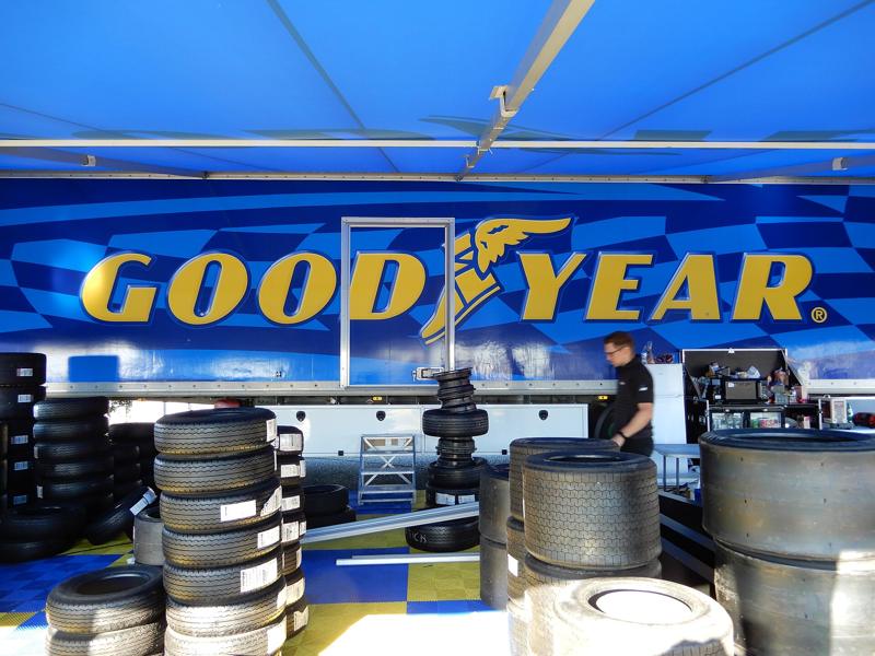 Exhibición de llantas Goodyear